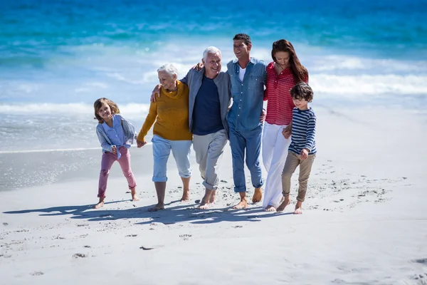 Lycklig familj gå tillsammans — Stockfoto