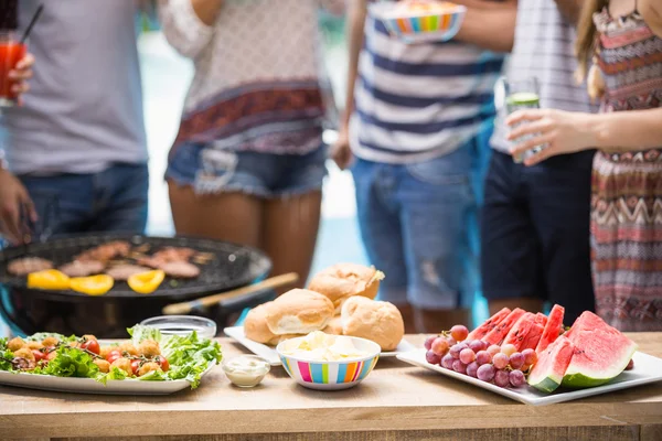 Tablo açık havada Barbekü partisi için gıda ile seks — Stok fotoğraf