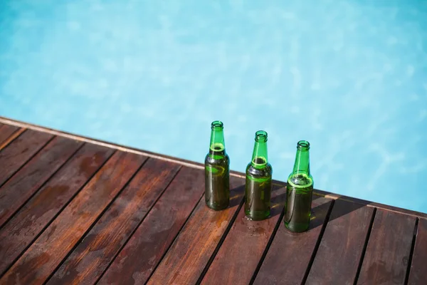 Botellas de cerveza en panel de madera — Foto de Stock
