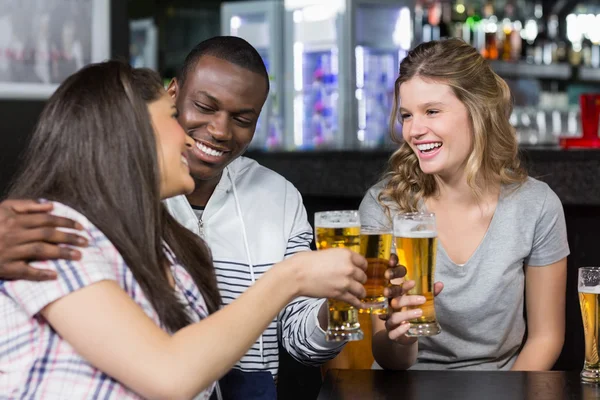 Porträtt av glada vänner med en drink — Stockfoto