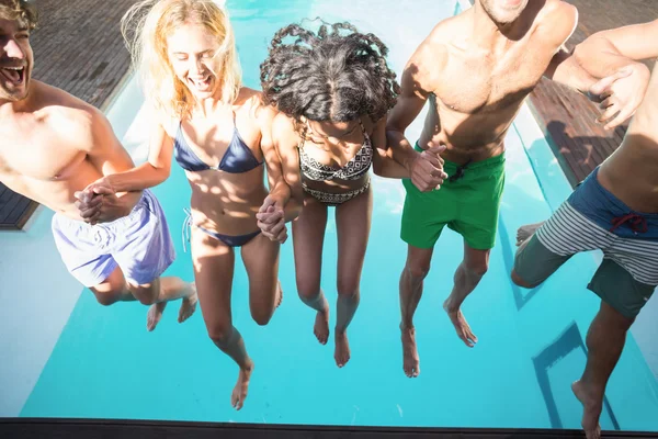 Счастливые друзья в бассейне — стоковое фото