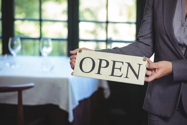 Zakenvrouw bedrijf open teken — Stockfoto