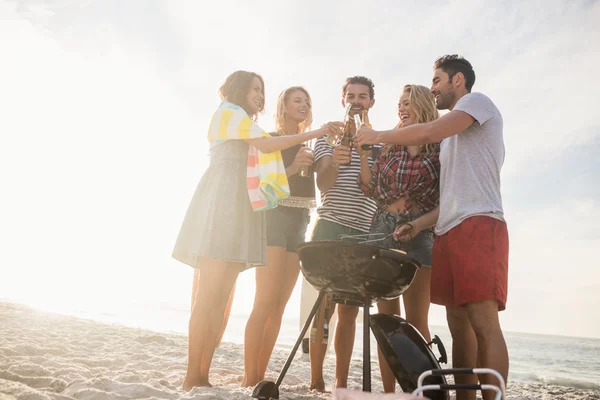 Amigos felices divirtiéndose alrededor de barbacoa —  Fotos de Stock