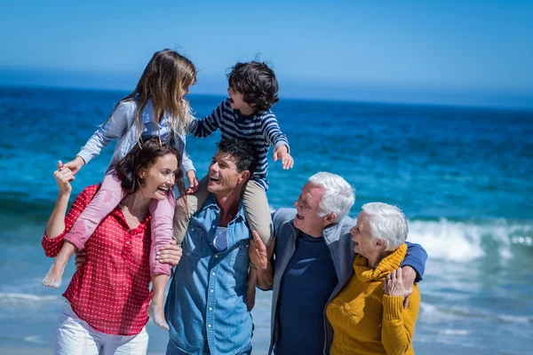 Familia feliz posando juntos — Foto de Stock