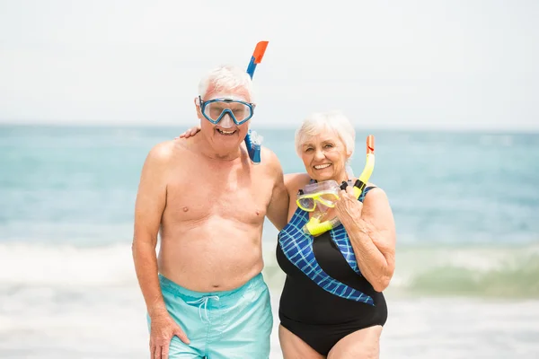 Ανώτερος ζευγάρι φορώντας γυαλιά αναπνευστήρα και καταδύσεις — Φωτογραφία Αρχείου
