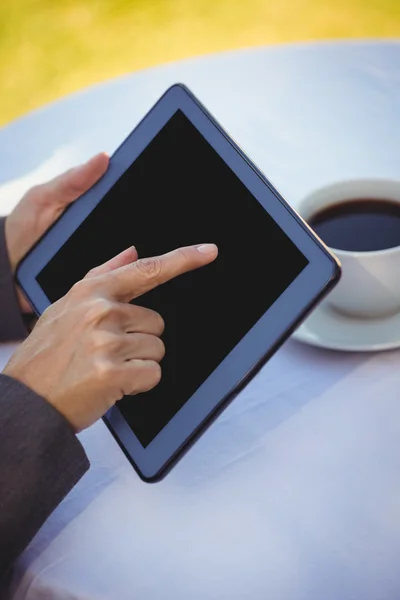 Affärskvinna med tablett med kaffe — Stockfoto