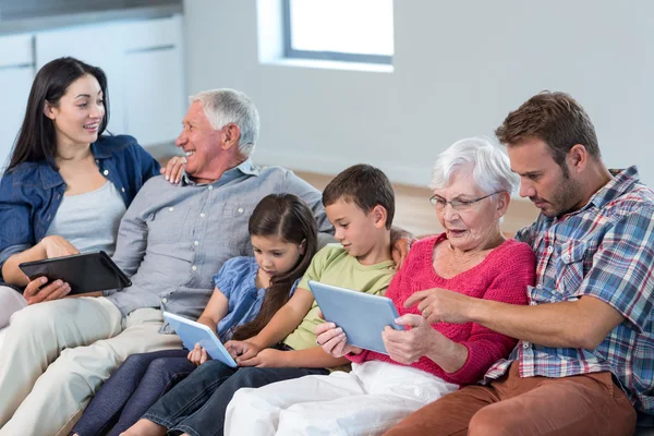 Zittend op de Bank en gelukkige familie — Stockfoto