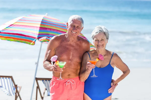 Söt äldre par att ha drinkar på stranden — Stockfoto