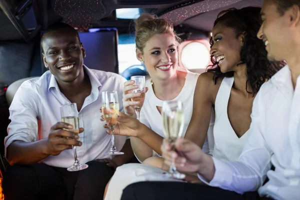 Pessoas bem vestidas bebendo champanhe — Fotografia de Stock