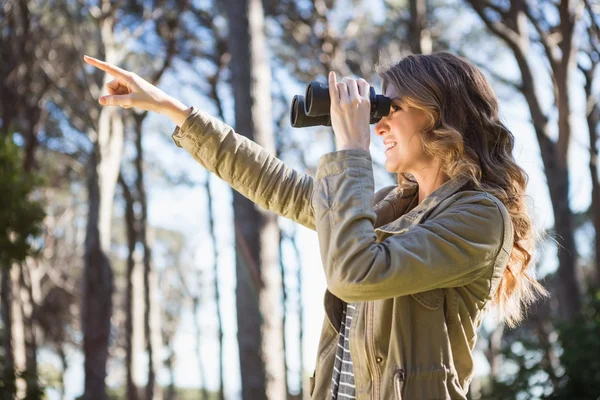 Frau mit Fernglas — Stockfoto