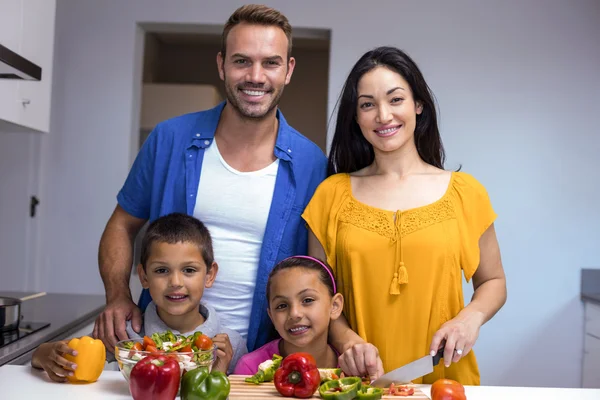 Família feliz na cozinha — Fotografia de Stock