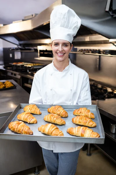 Bandeja de segurando chef de croissants — Fotografia de Stock