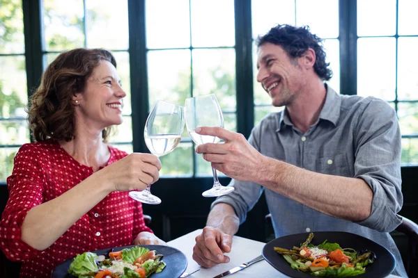 Casal tostando flautas de champanhe — Fotografia de Stock