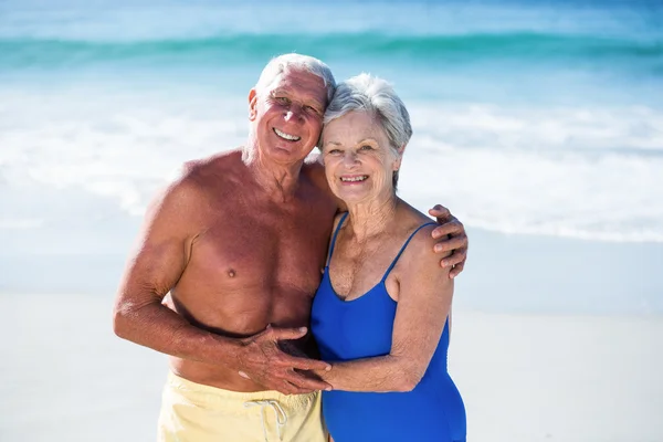 Niedlich reif pärchen umarmung auf die strand — Stockfoto