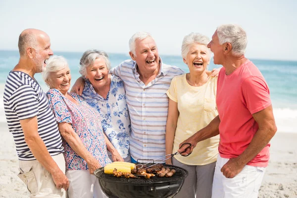 Senior haciendo una barbacoa en la playa —  Fotos de Stock