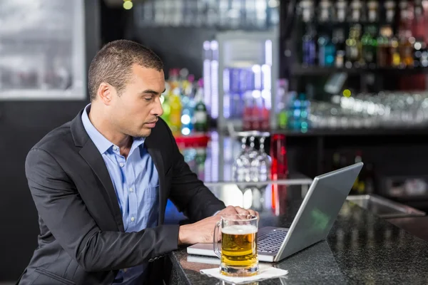 Homem de negócios usando seu laptop — Fotografia de Stock