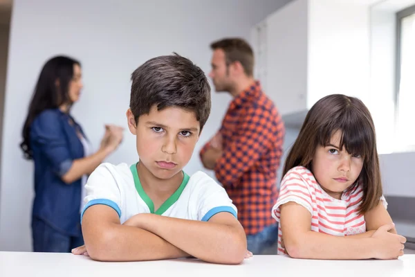 Genitori che litigano davanti ai bambini — Foto Stock