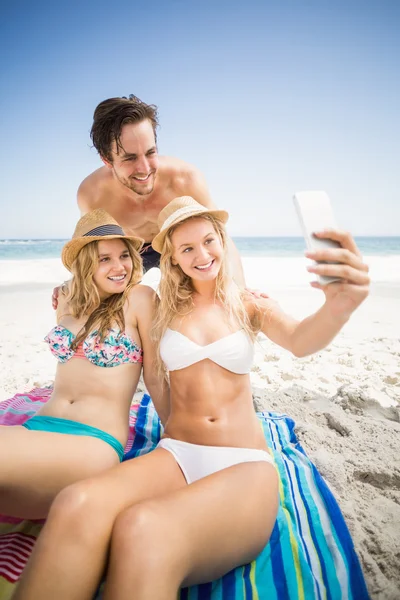 Jeunes amis prenant un selfie sur la plage — Photo