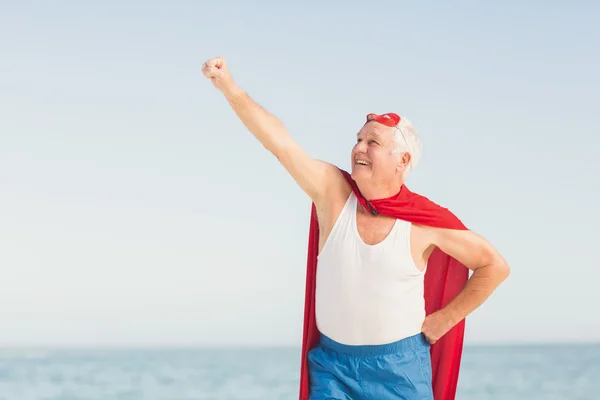 Hombre mayor fingiendo ser un superhéroe — Foto de Stock