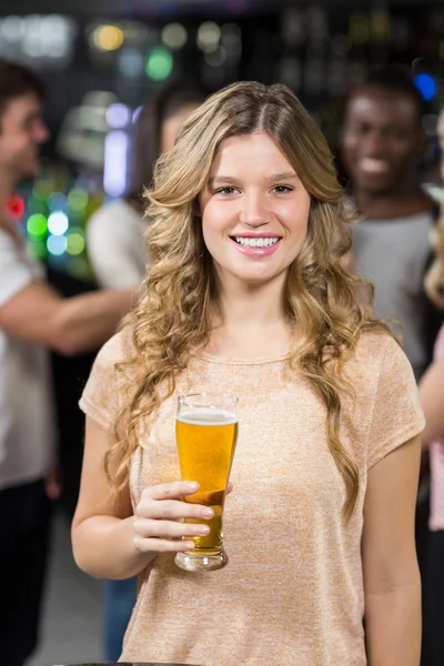 Lächelnde Freunde beim Bier — Stockfoto