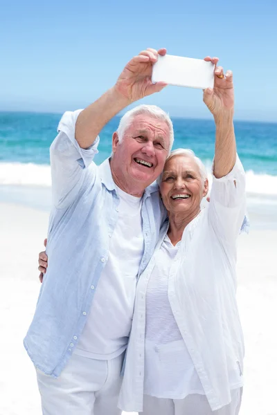 Casal sênior tirando uma selfie — Fotografia de Stock