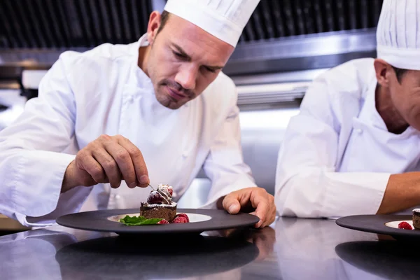 Cuochi guarnire piatti da dessert — Foto Stock