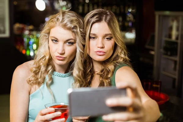 Smiling friends taking a selfie — Stock Photo, Image