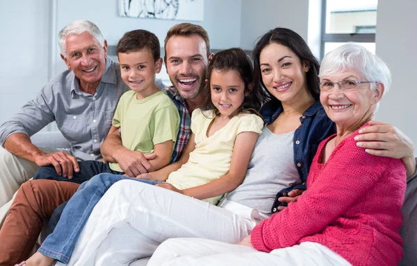 Família sentada no sofá — Fotografia de Stock