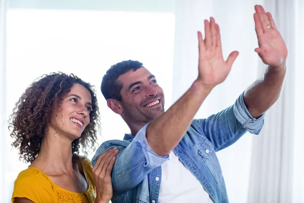 Pareja feliz planificación y gestos — Foto de Stock