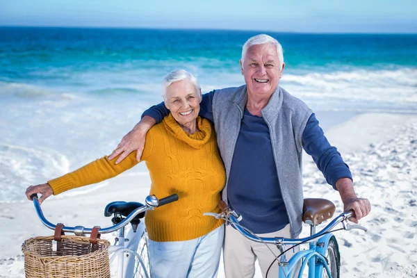 Casal sênior com bicicletas — Fotografia de Stock