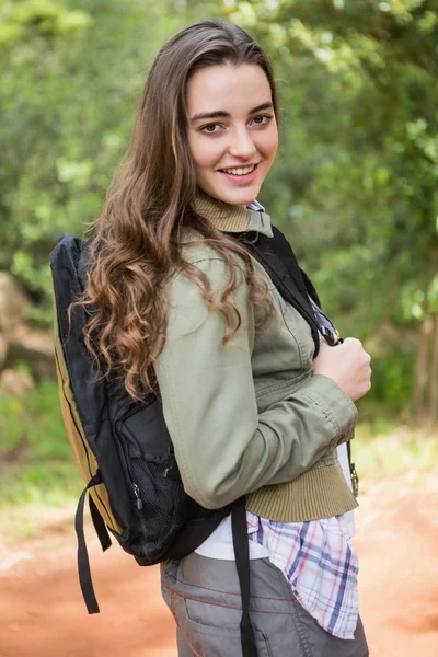 Femme souriante avec sac à dos — Photo
