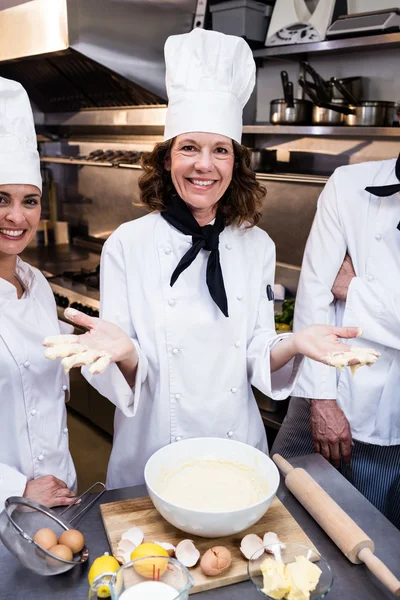 Equipo de chefs sonriendo en cocina comercial — Foto de Stock