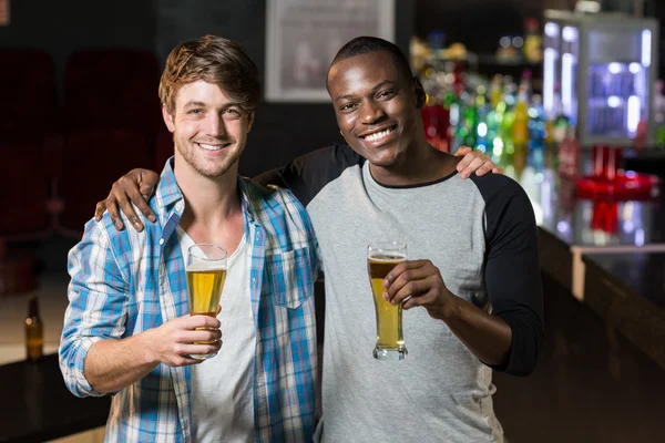 Glada vänner med en drink — Stockfoto