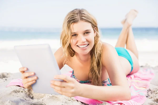 Vrouw met behulp van digitale tablet op het strand — Stockfoto