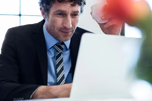 Zakenman met behulp van laptop in restaurant — Stockfoto