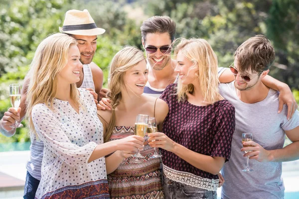 Gruppe von Freunden stößt Sektgläser an — Stockfoto