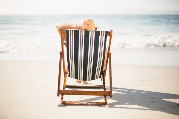 Bakifrån av kvinna avkopplande på stranden — Stockfoto