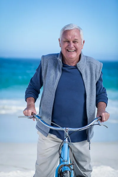 Старший мужчина на велосипеде — стоковое фото