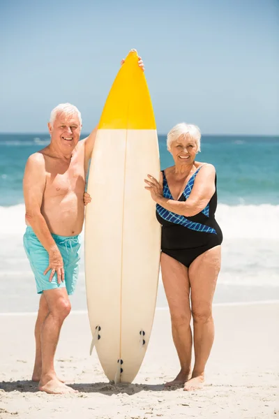 Senior couple holding surfboard — Stock Photo, Image