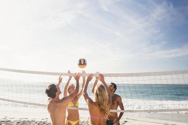 Amigos felices jugando voleibol playa — Foto de Stock