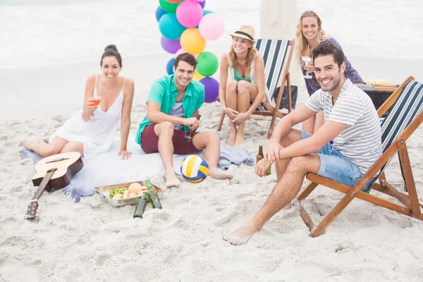 Przyjaciele z napojami zabawy razem na plaży — Zdjęcie stockowe