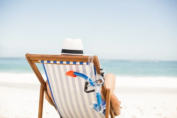 Senior man in een sunchair liggen — Stockfoto