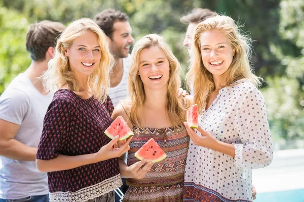 Jonge vrouwen lachend en met een plakje van water meloen — Stockfoto