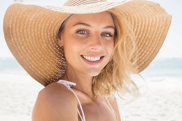 Mooie blonde vrouw glimlachen — Stockfoto