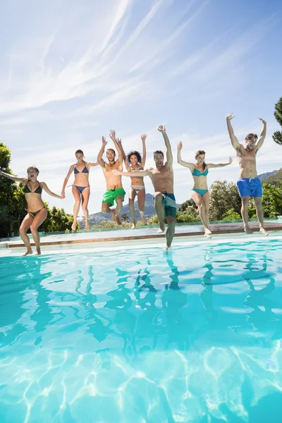 Grupp vänner hoppa i poolen — Stockfoto