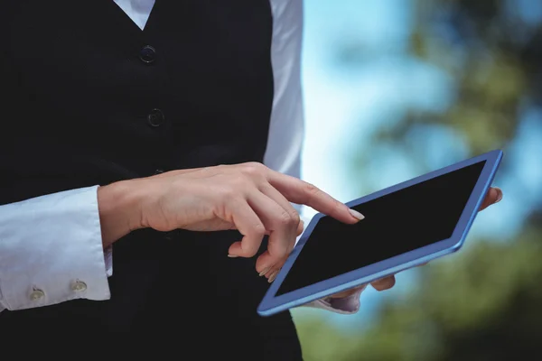 Leende servitrisen med en order med en tablett — Stockfoto