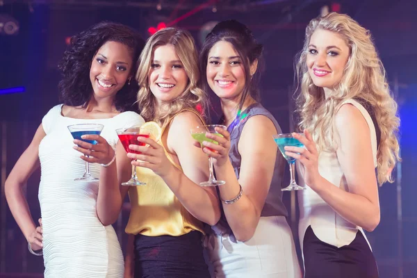 Belle ragazze con cocktail — Foto Stock