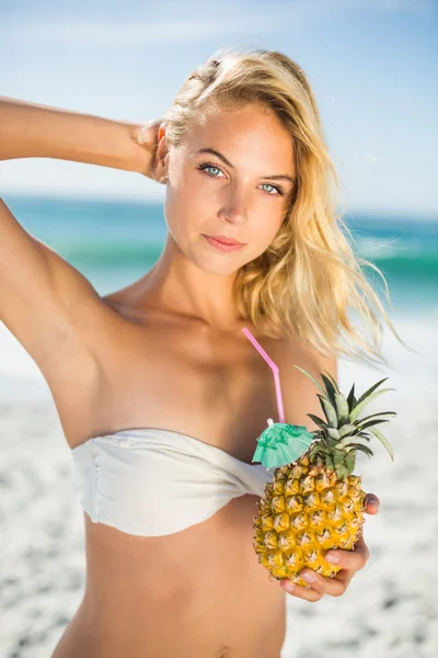 Bir ananas tutan kadın — Stok fotoğraf