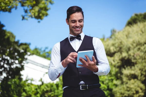 Stilig servitör med hjälp av tablet PC — Stockfoto