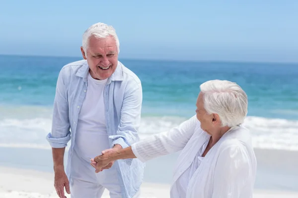 Seniorenpaar spielt am Strand — Stockfoto